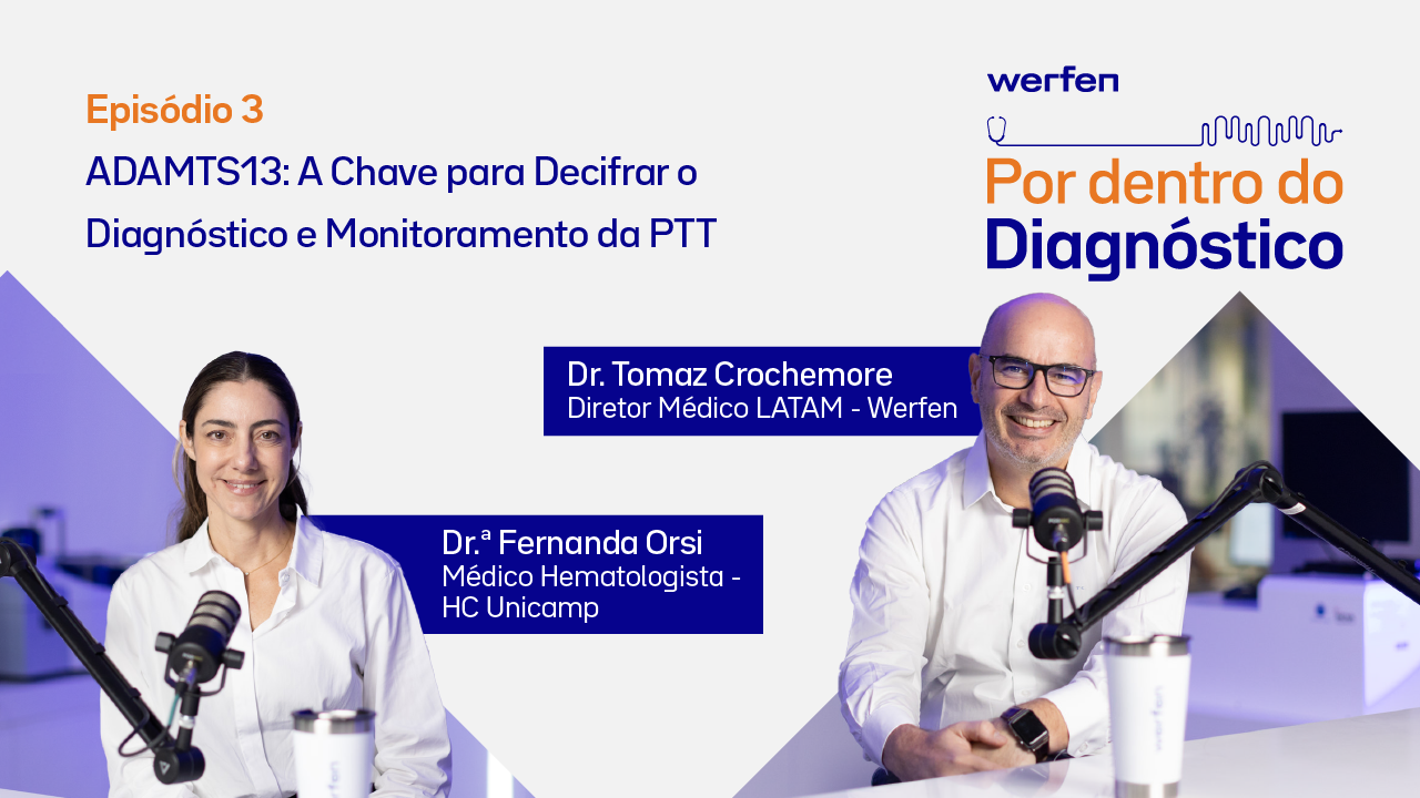 Na imagem, um mosquito da dengue está picando a pele de uma pessoa. O mosquito tem corpo preto e listras brancas, com asas translúcidas. Ele está posicionado sobre a pele exposta da pessoa, inserindo sua probóscide para picar.